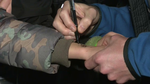 Sare pe rană! După debutul la FCSB, Deian Sorescu a dat autografe cu o eșarfă anti-Dinamo_6
