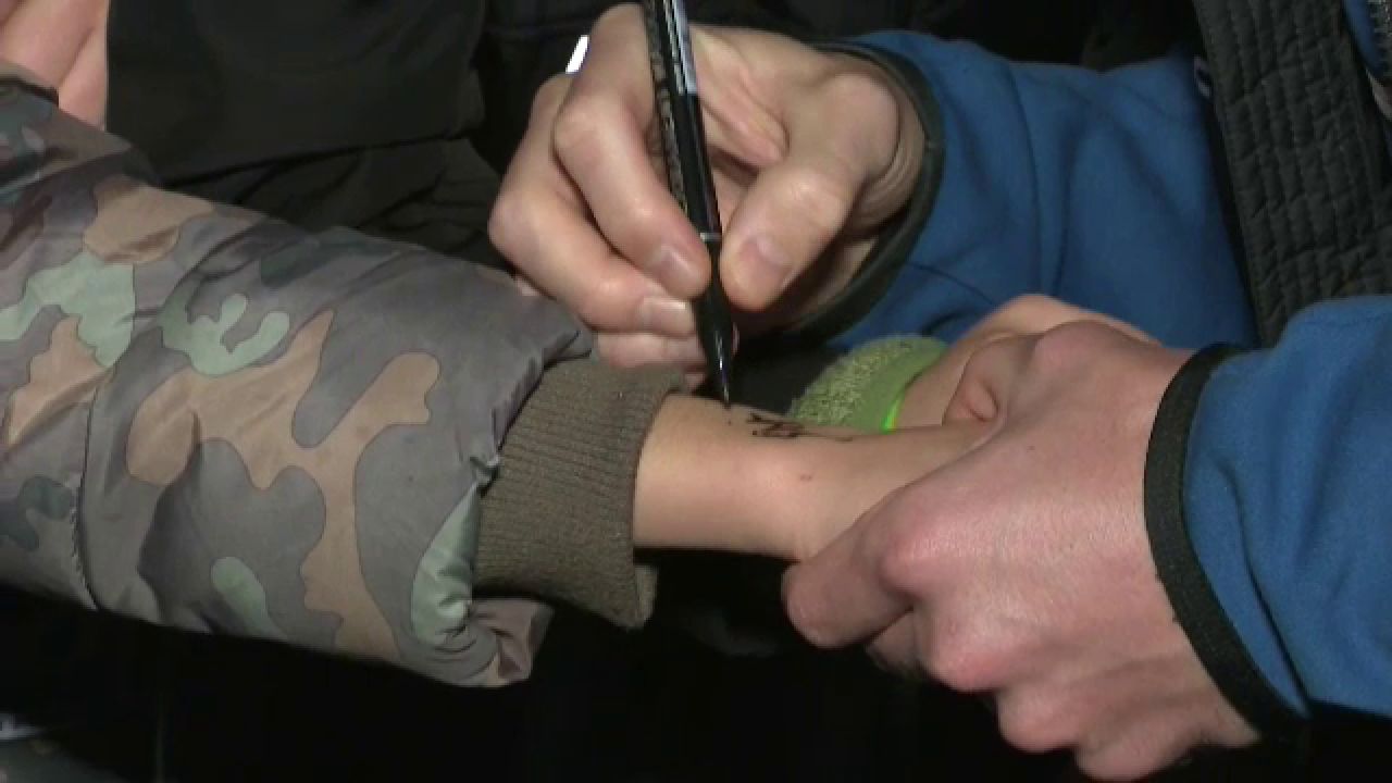 Sare pe rană! După debutul la FCSB, Deian Sorescu a dat autografe cu o eșarfă anti-Dinamo_6