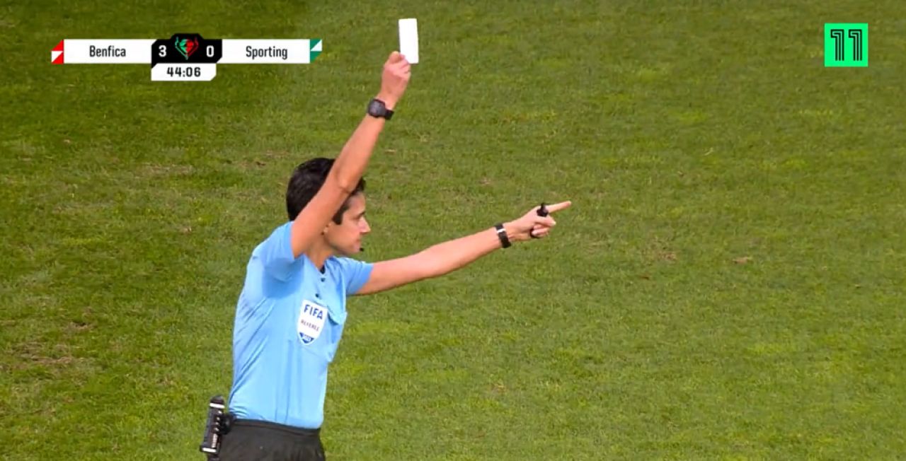 Moment istoric în fotbal! S-a arătat primul cartonaș alb într-un meci oficial! Ce semnificație are _2