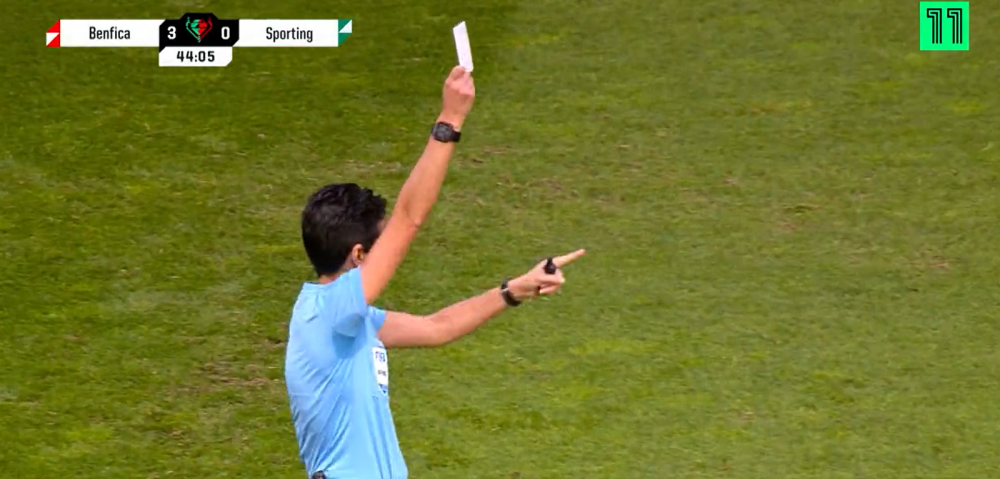 Moment istoric în fotbal! S-a arătat primul cartonaș alb într-un meci oficial! Ce semnificație are _3
