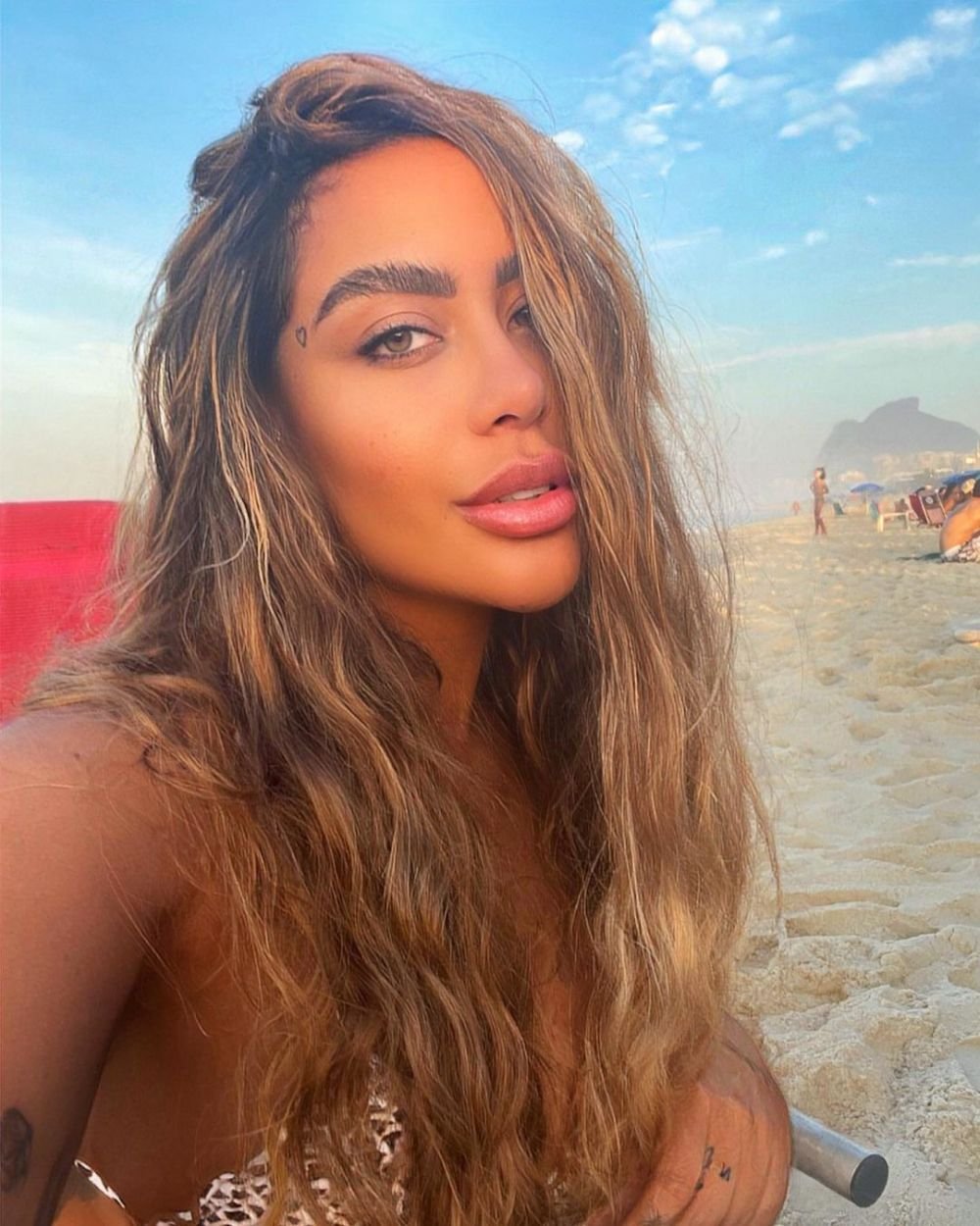 Sora lui Neymar și-a entuziasmat fanii cu cea mai nouă apariție. S-a îmbrăcat într-un costum de baie minusucul și s-a pozat așa_3