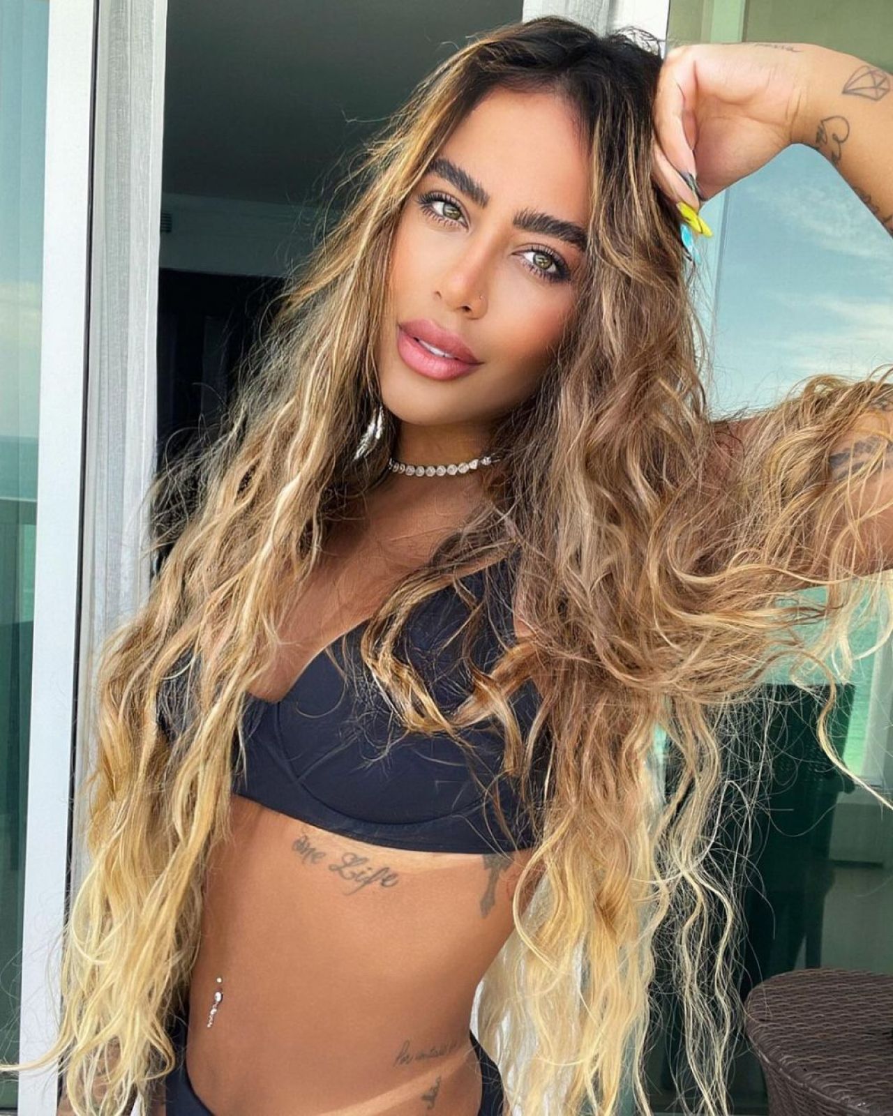Sora lui Neymar și-a entuziasmat fanii cu cea mai nouă apariție. S-a îmbrăcat într-un costum de baie minusucul și s-a pozat așa_7