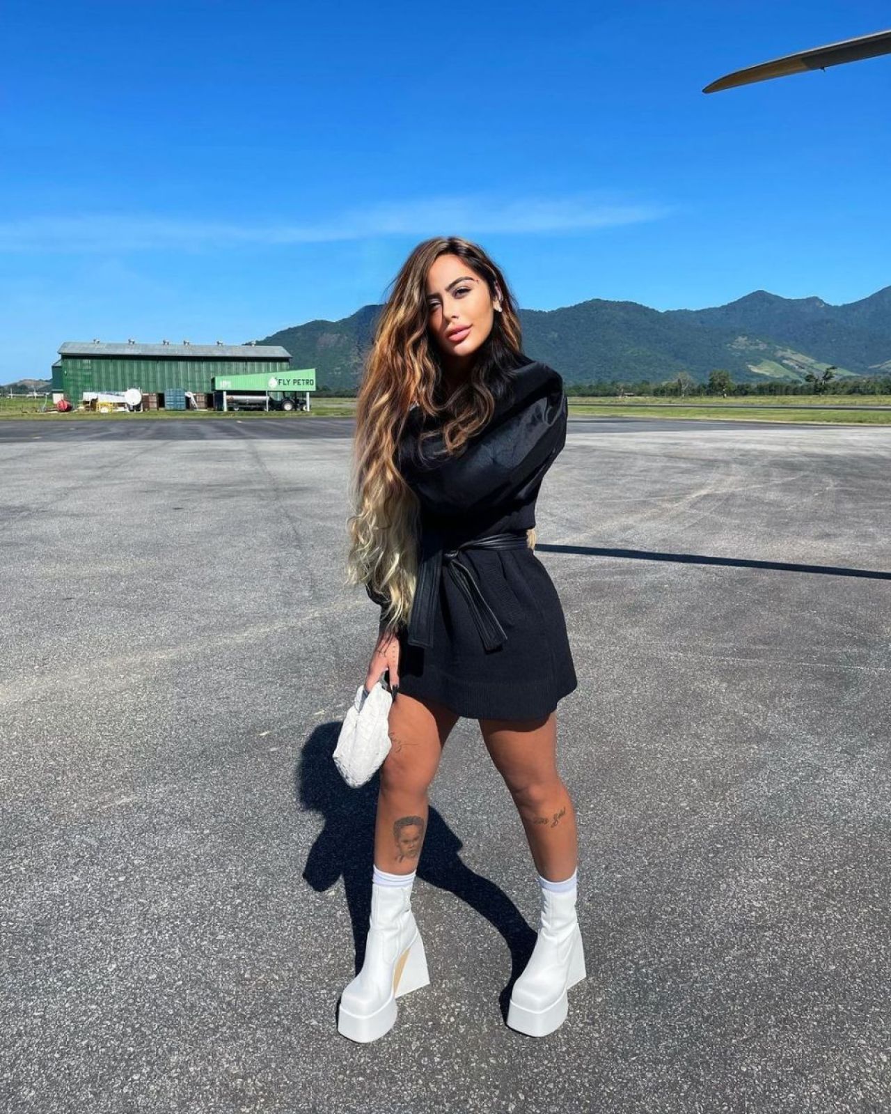 Sora lui Neymar și-a entuziasmat fanii cu cea mai nouă apariție. S-a îmbrăcat într-un costum de baie minusucul și s-a pozat așa_10
