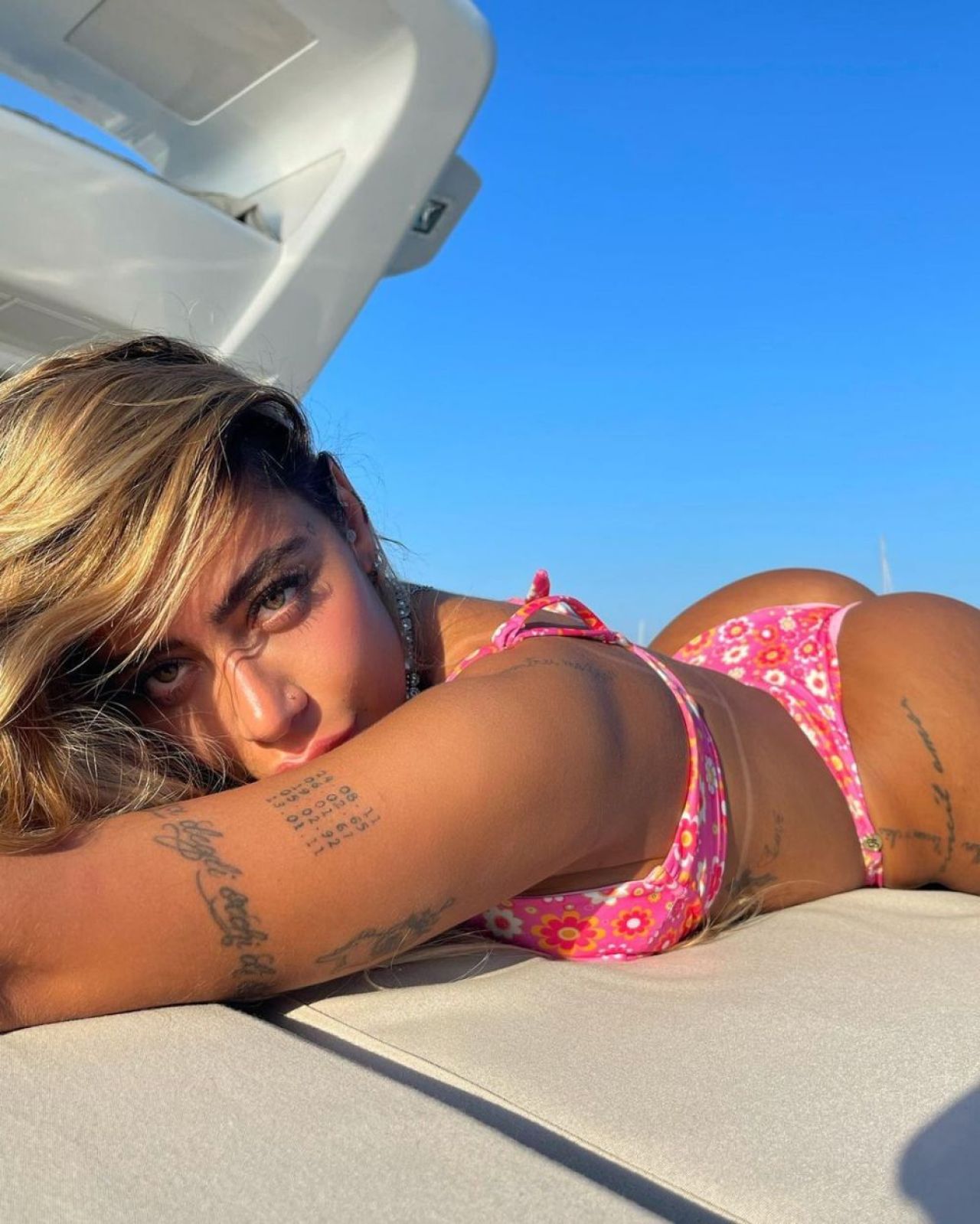 Sora lui Neymar și-a entuziasmat fanii cu cea mai nouă apariție. S-a îmbrăcat într-un costum de baie minusucul și s-a pozat așa_13
