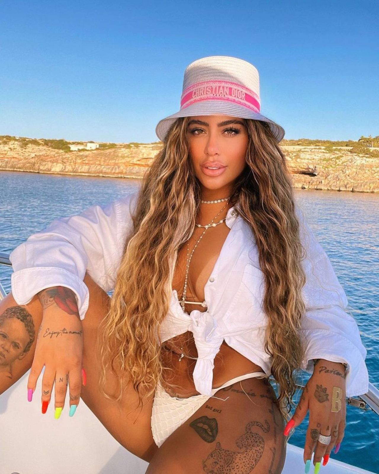 Sora lui Neymar și-a entuziasmat fanii cu cea mai nouă apariție. S-a îmbrăcat într-un costum de baie minusucul și s-a pozat așa_17