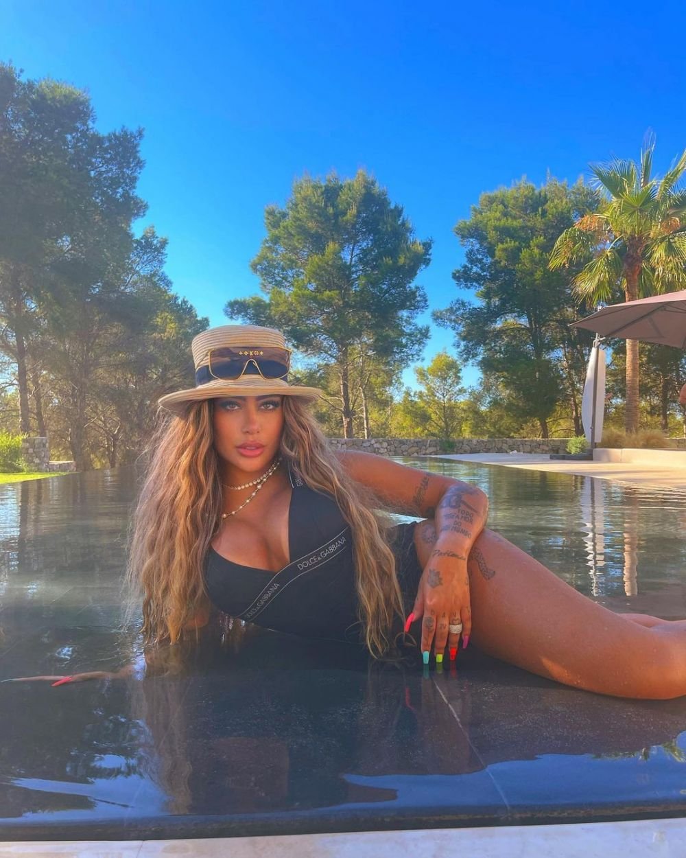 Sora lui Neymar și-a entuziasmat fanii cu cea mai nouă apariție. S-a îmbrăcat într-un costum de baie minusucul și s-a pozat așa_31