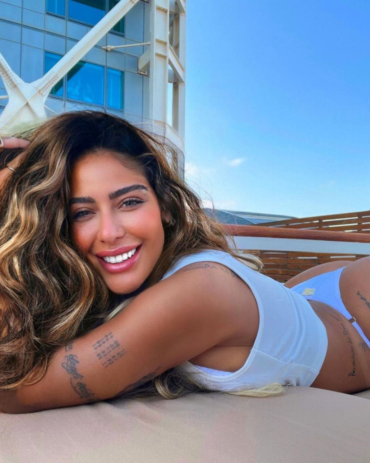 Sora lui Neymar și-a entuziasmat fanii cu cea mai nouă apariție. S-a îmbrăcat într-un costum de baie minusucul și s-a pozat așa_33
