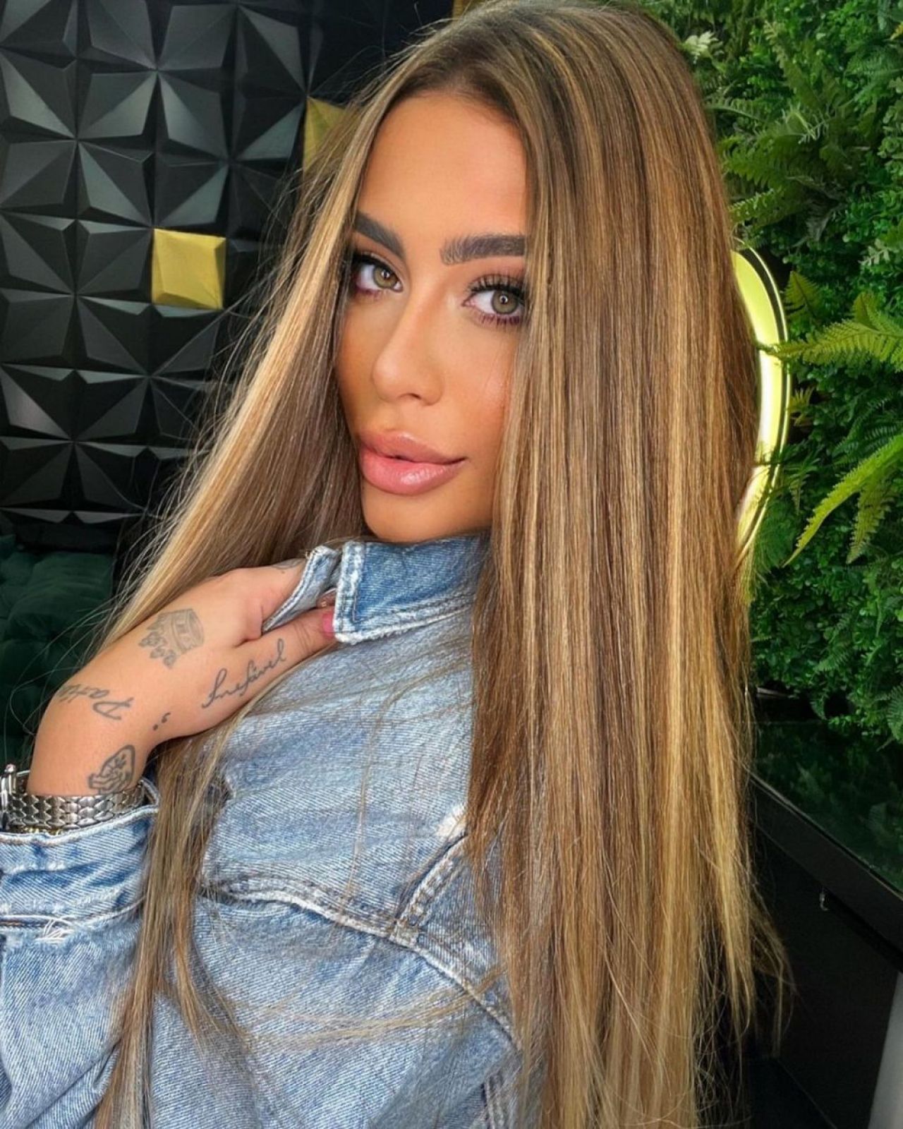 Sora lui Neymar și-a entuziasmat fanii cu cea mai nouă apariție. S-a îmbrăcat într-un costum de baie minusucul și s-a pozat așa_37