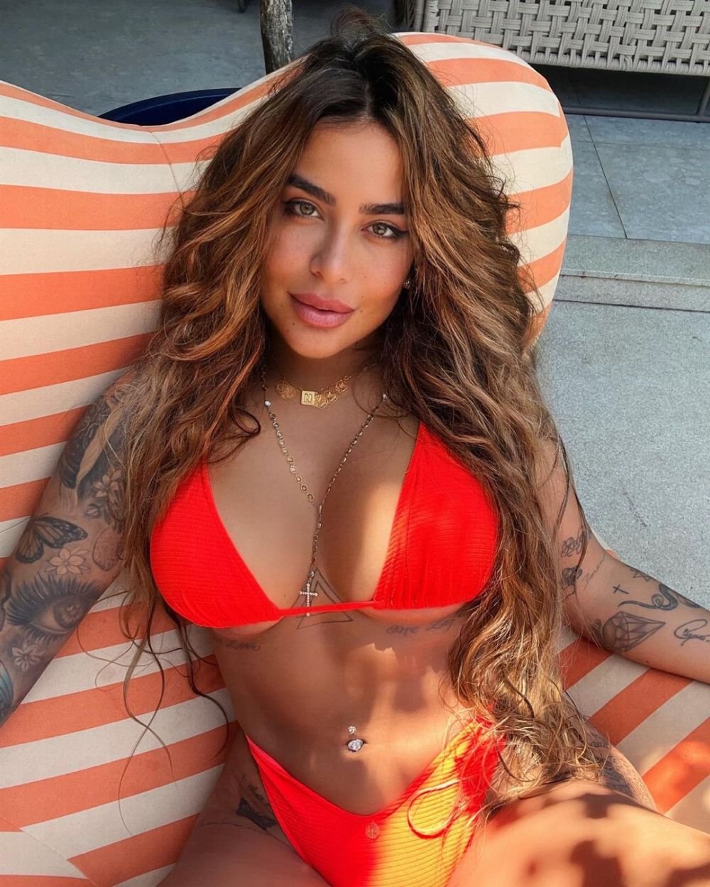 Sora lui Neymar și-a entuziasmat fanii cu cea mai nouă apariție. S-a îmbrăcat într-un costum de baie minusucul și s-a pozat așa_51
