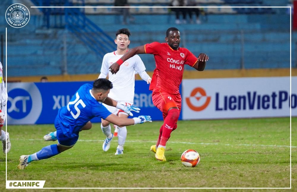 Juvhel Tsoumou, fostul atacant de la FCSB, a înscris primul gol la noua sa echipă! Cum a dansat alături de localnici_12