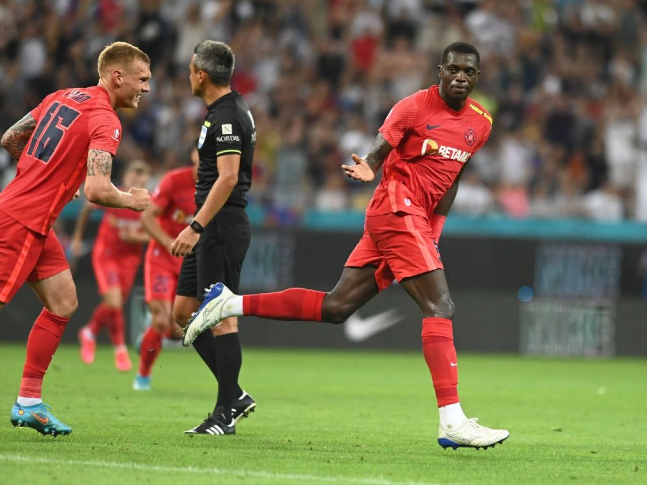 Doi jucători de la FCSB, ironizați în direct: