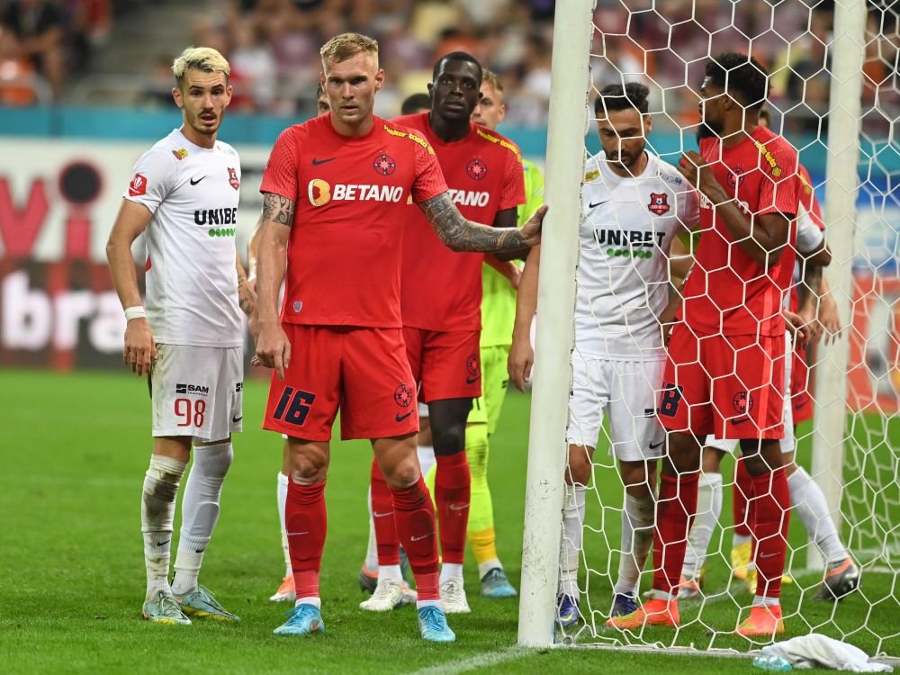 Doi jucători de la FCSB, ironizați în direct: 