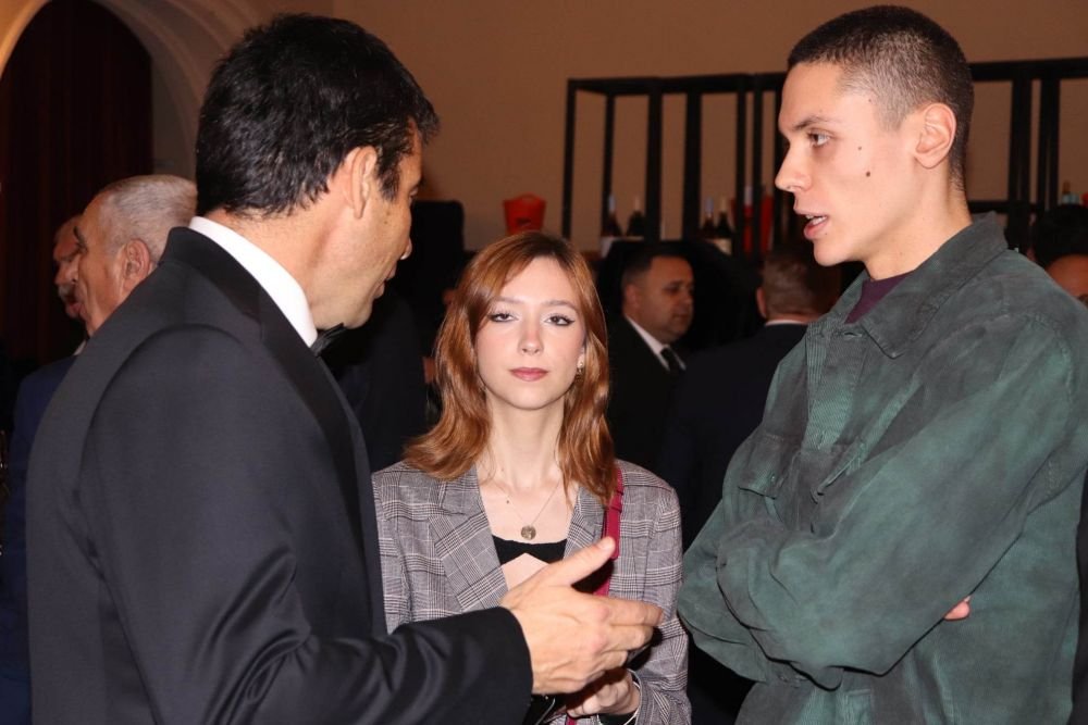 David Popovici, desemnat cel mai bun sportiv român din 2022. Însoțit de iubită, a răspuns la întrebarea 