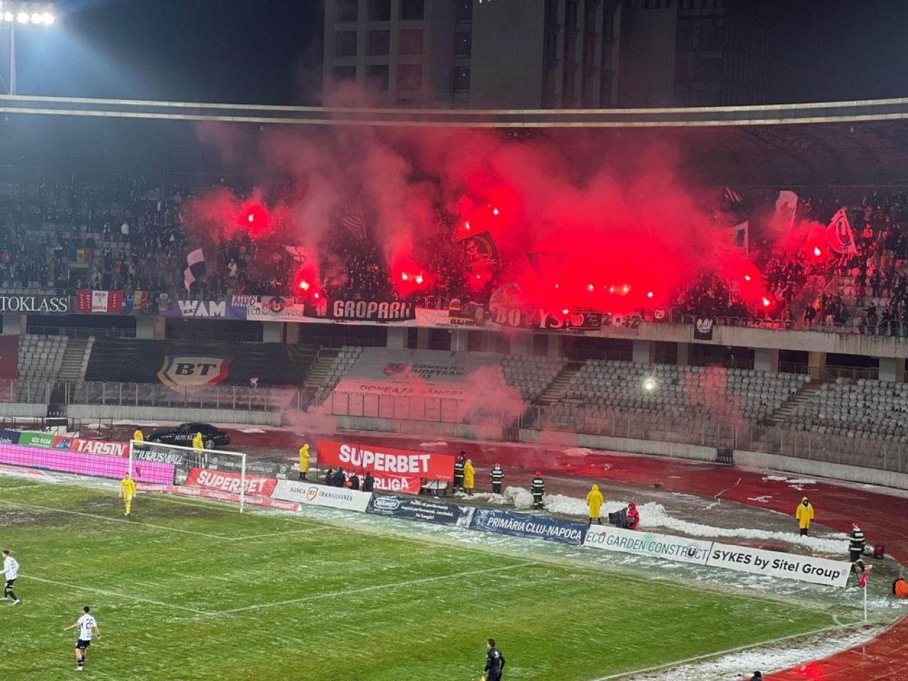 Atmosferă incendiară pe Cluj Arena. Suporterii gazdelor au realizat o coregrafie incendiară, în ciuda vremii _1