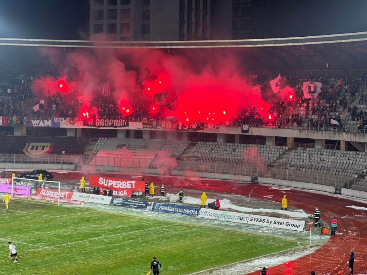 Atmosferă incendiară pe Cluj Arena. Suporterii gazdelor au realizat o coregrafie incendiară, în ciuda vremii _3