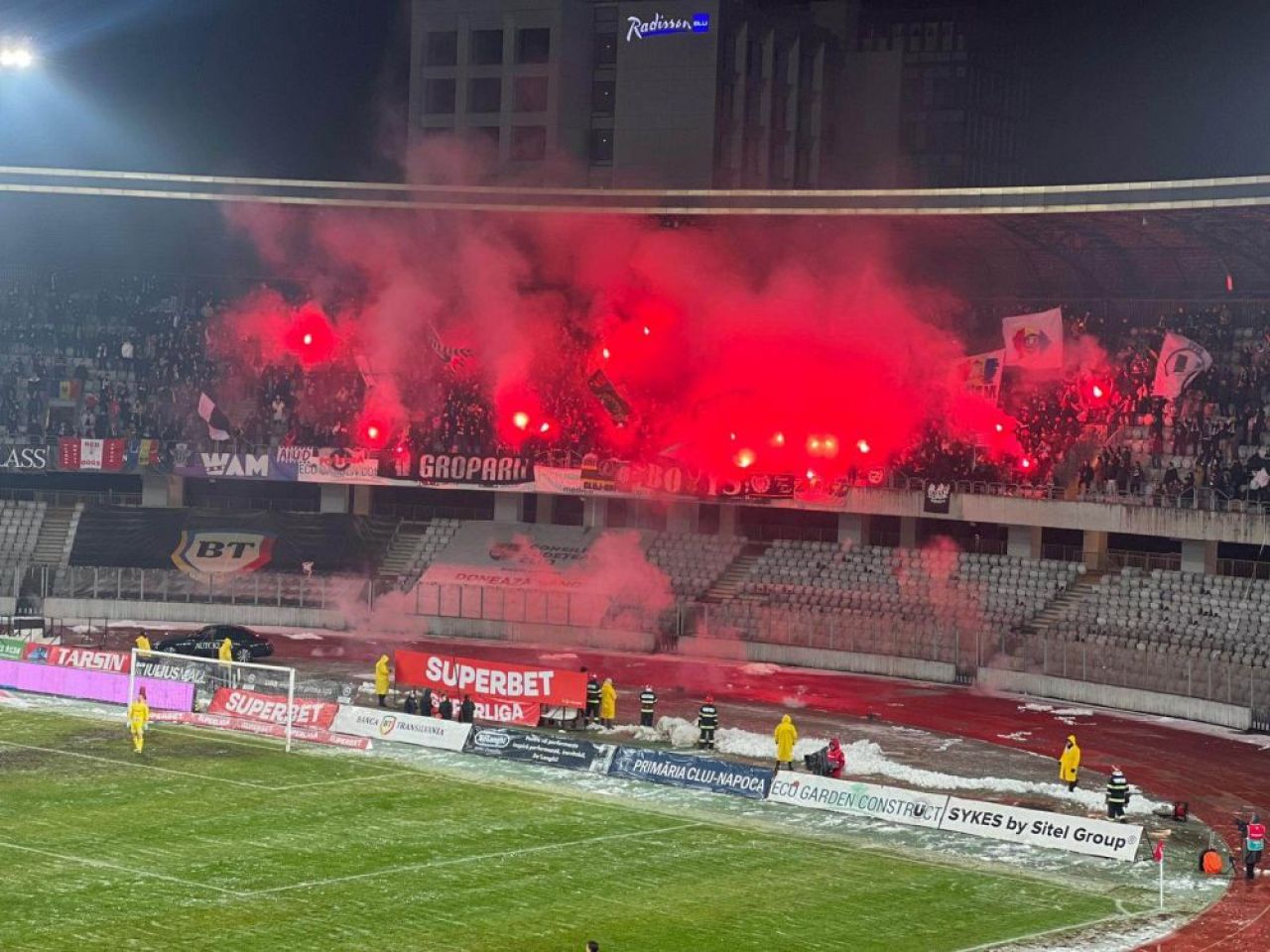 Atmosferă incendiară pe Cluj Arena. Suporterii gazdelor au realizat o coregrafie incendiară, în ciuda vremii _4