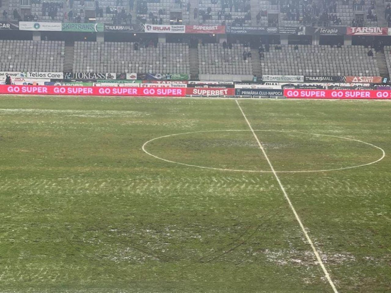Atmosferă incendiară pe Cluj Arena. Suporterii gazdelor au realizat o coregrafie incendiară, în ciuda vremii _6