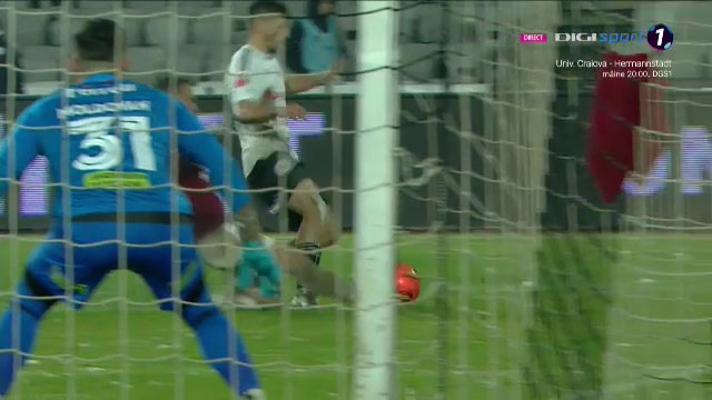A fost sau nu penalty!? Fotbaliștii lui U Cluj au cerut lovitură de la 11 metri, dar „centralul” Barbu n-a dat nimic_5