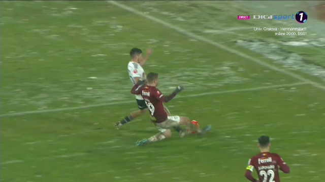 A fost sau nu penalty!? Fotbaliștii lui U Cluj au cerut lovitură de la 11 metri, dar „centralul” Barbu n-a dat nimic_14