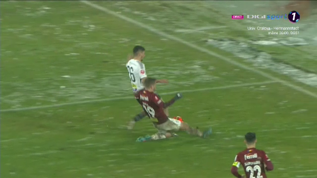 A fost sau nu penalty!? Fotbaliștii lui U Cluj au cerut lovitură de la 11 metri, dar „centralul” Barbu n-a dat nimic_15