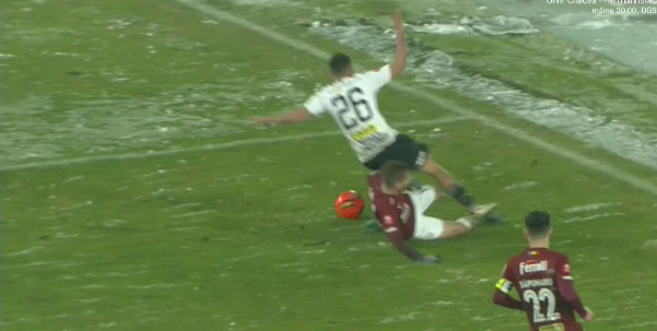 Verdictul specialistului la faza care a decis Universitatea Cluj - Rapid: ”E fault clar”_4