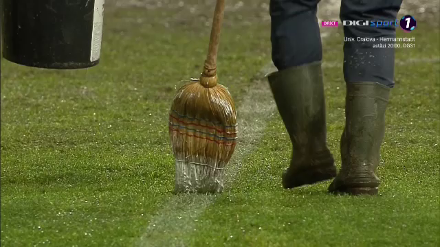 România, 2023! Imagini de pe OZN: terenul din Ploiești, vopsit cu o mătură la pauza meciului _17