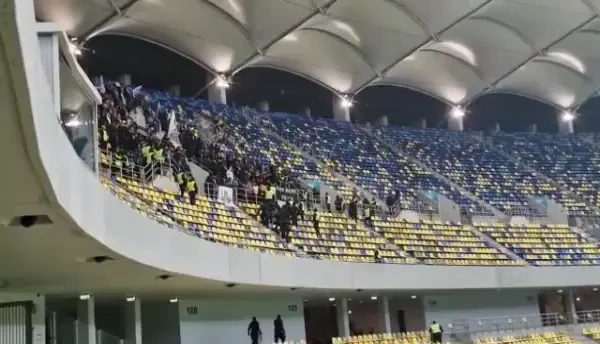 Imagini incredibile pe Arena Națională! Galeria celor de la CSA Steaua s-a infiltrat &icirc;n peluză și au montat un banner țintind FCSB