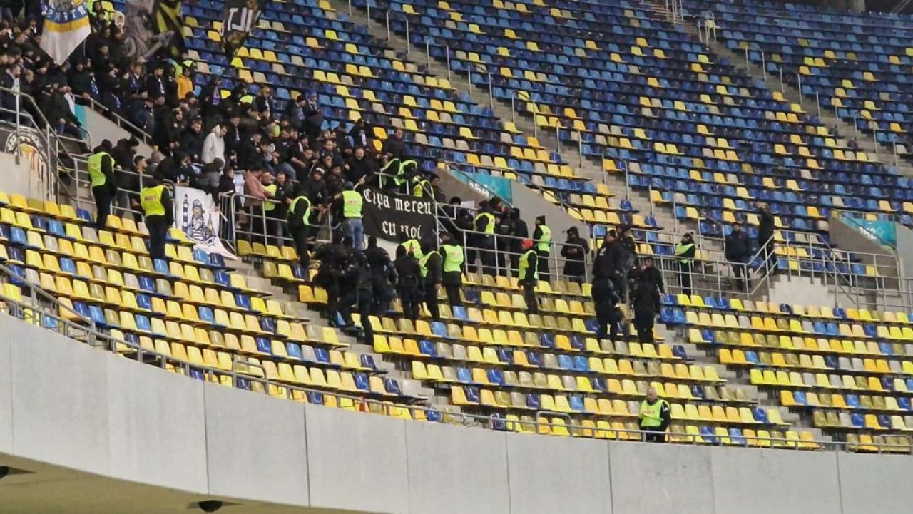 Imagini incredibile pe Arena Națională! Galeria celor de la CSA Steaua s-a infiltrat în peluză și au montat un banner țintind FCSB_4