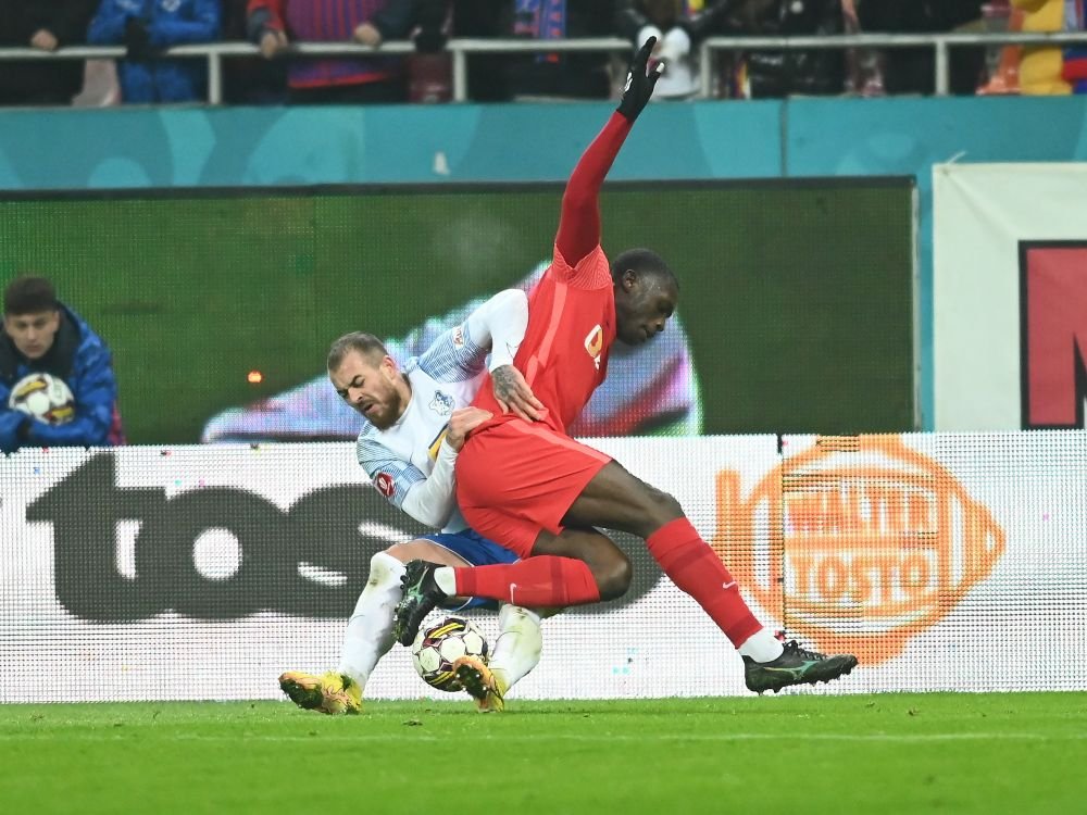 Imagini incredibile pe Arena Națională! Galeria celor de la CSA Steaua s-a infiltrat în peluză și au montat un banner țintind FCSB_12