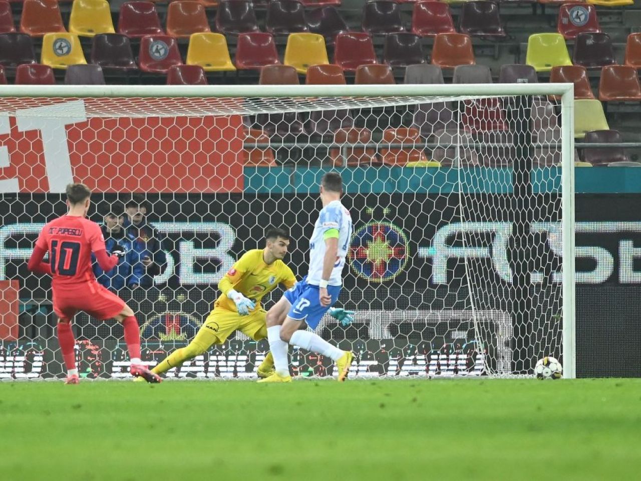 Imagini incredibile pe Arena Națională! Galeria celor de la CSA Steaua s-a infiltrat în peluză și au montat un banner țintind FCSB_25