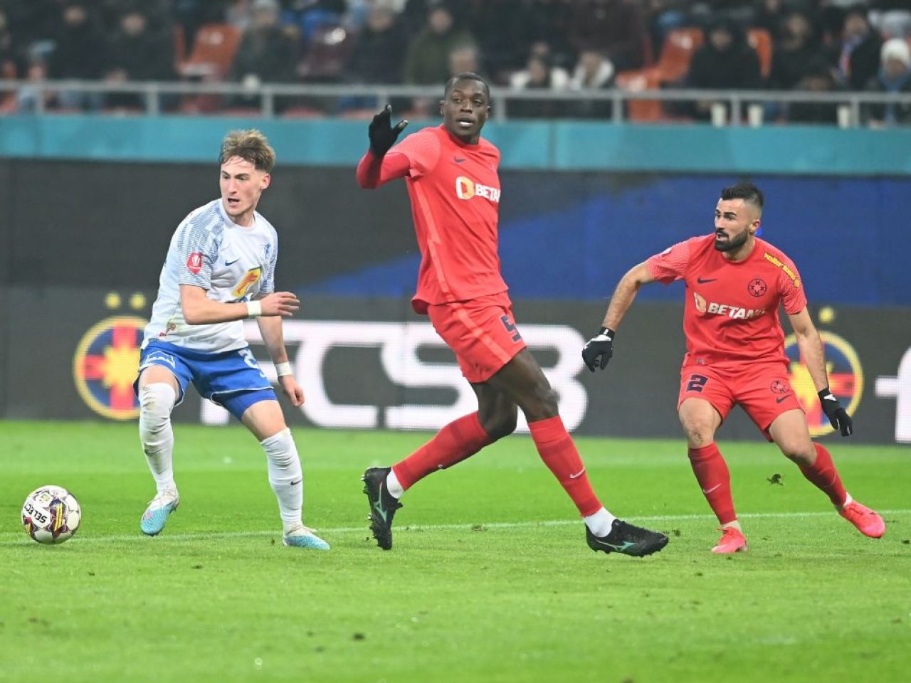 Imagini incredibile pe Arena Națională! Galeria celor de la CSA Steaua s-a infiltrat în peluză și au montat un banner țintind FCSB_30