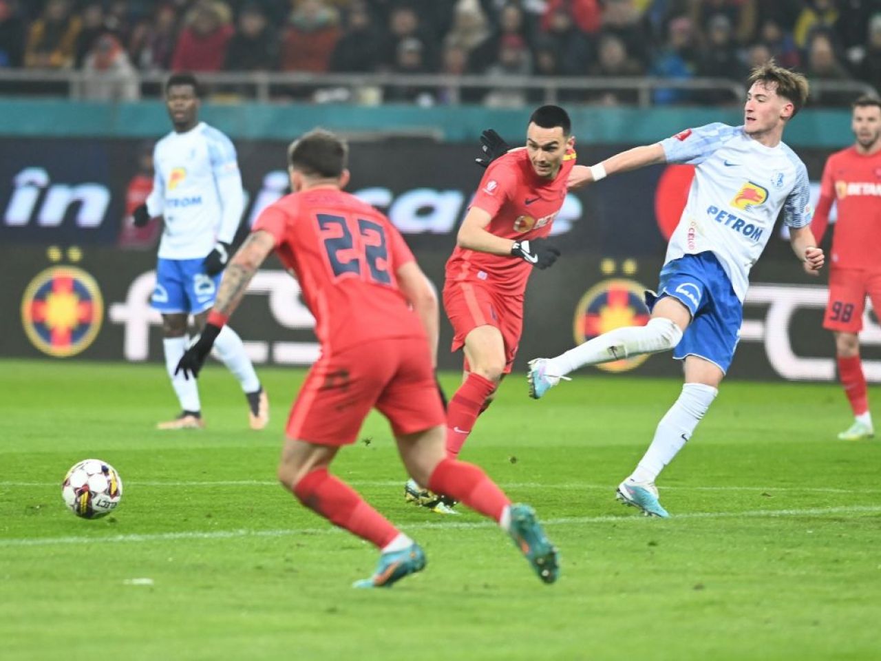 Joyskim Dawa, luat peste picior după faultul comis din FCSB - Farul: „Fie vorba între noi! Nu e așa de anormal”_3