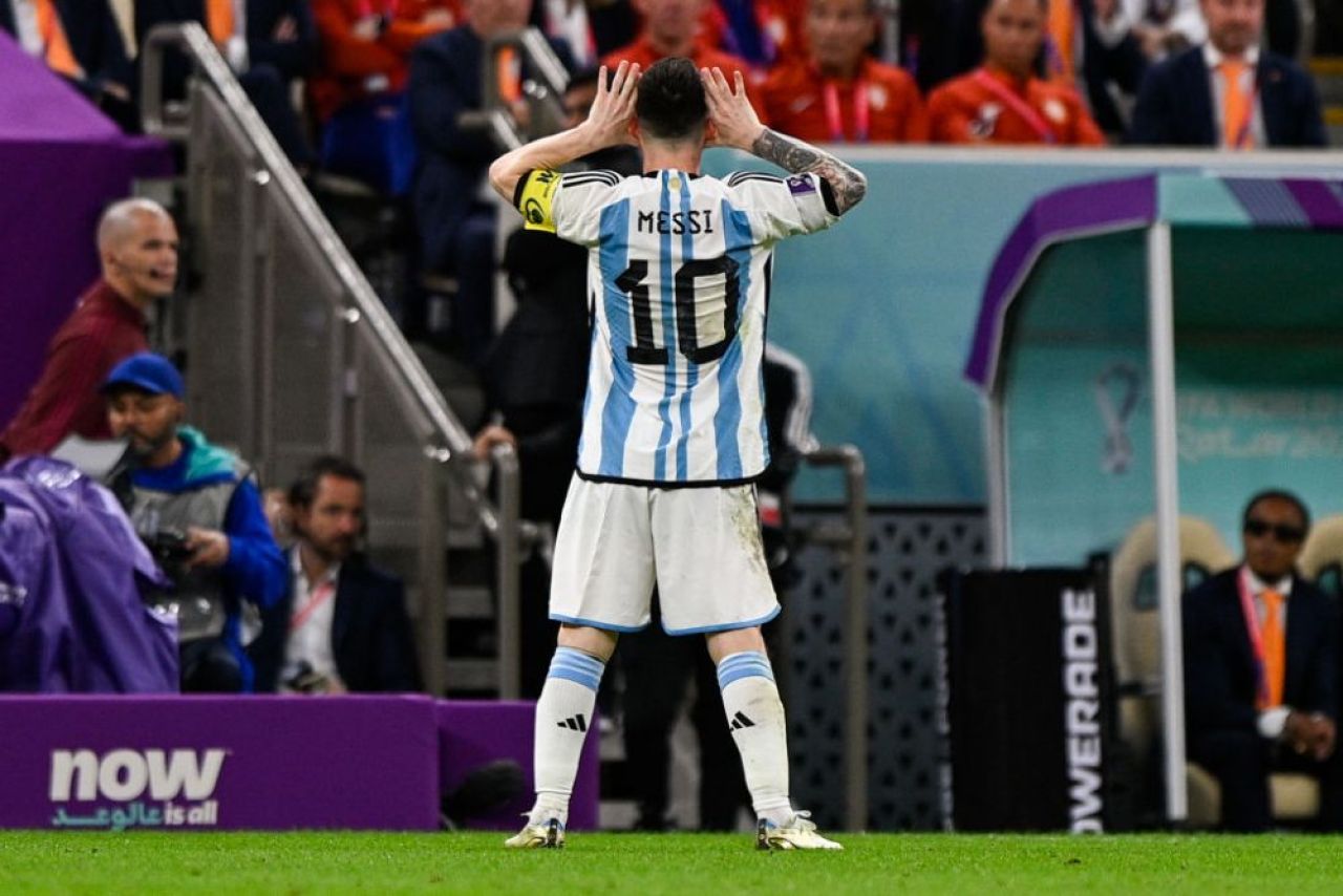 Leo Messi a vorbit despre momentul în care l-a făcut 'prost' pe Weghorst și gestul în fața lui Van Gaal _3