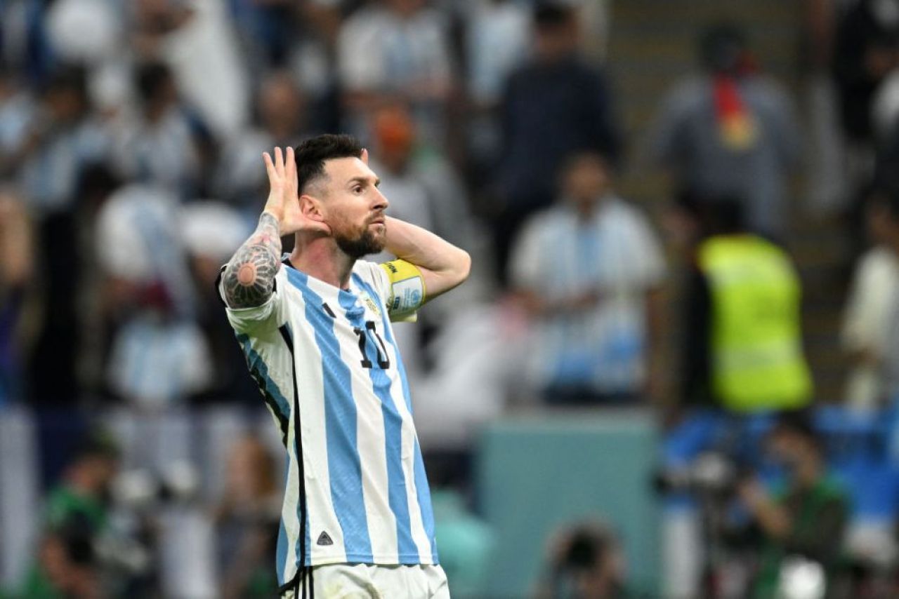 Leo Messi a vorbit despre momentul în care l-a făcut 'prost' pe Weghorst și gestul în fața lui Van Gaal _5