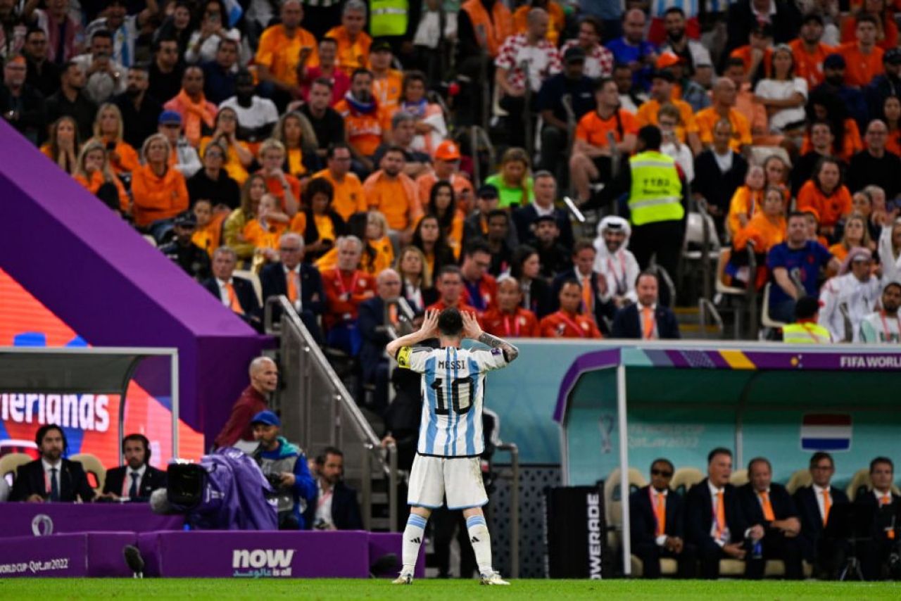 Leo Messi a vorbit despre momentul în care l-a făcut 'prost' pe Weghorst și gestul în fața lui Van Gaal _6