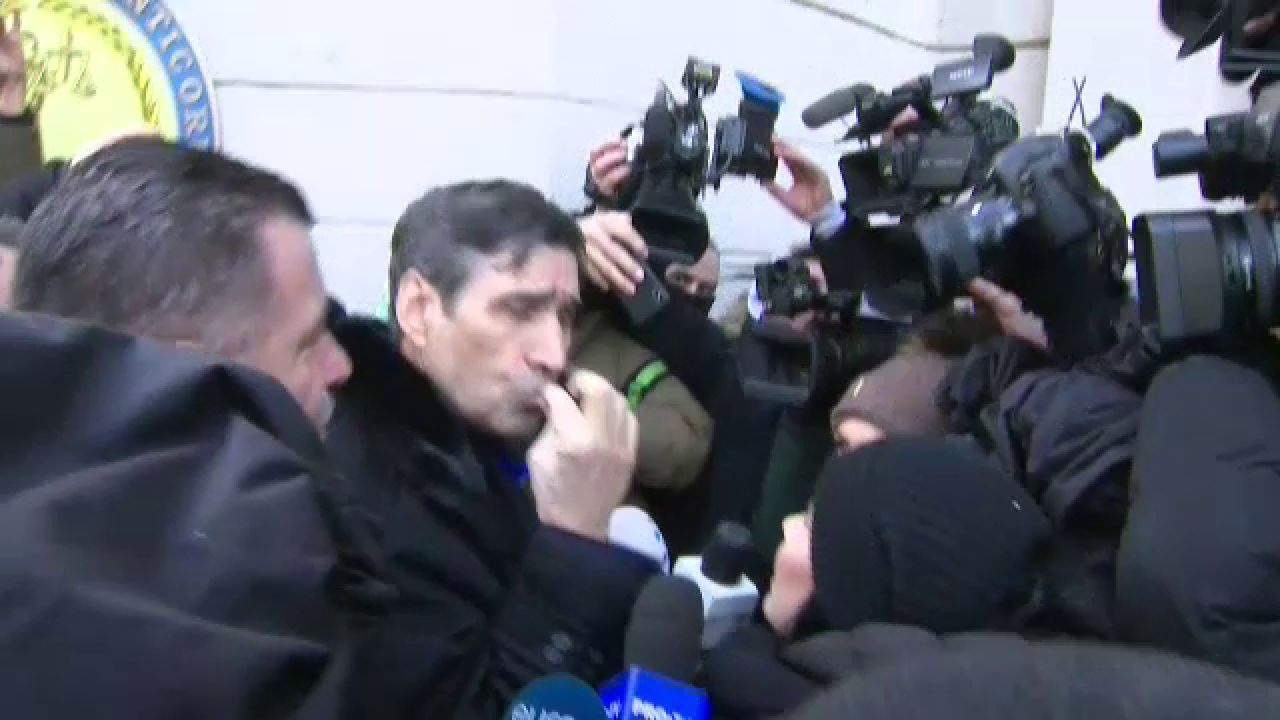 Victor Pițurcă, enervat de protestatarul Marian Ceaușescu la DNA: ”Dacă-ți dai cu ruj, vorbim”_5