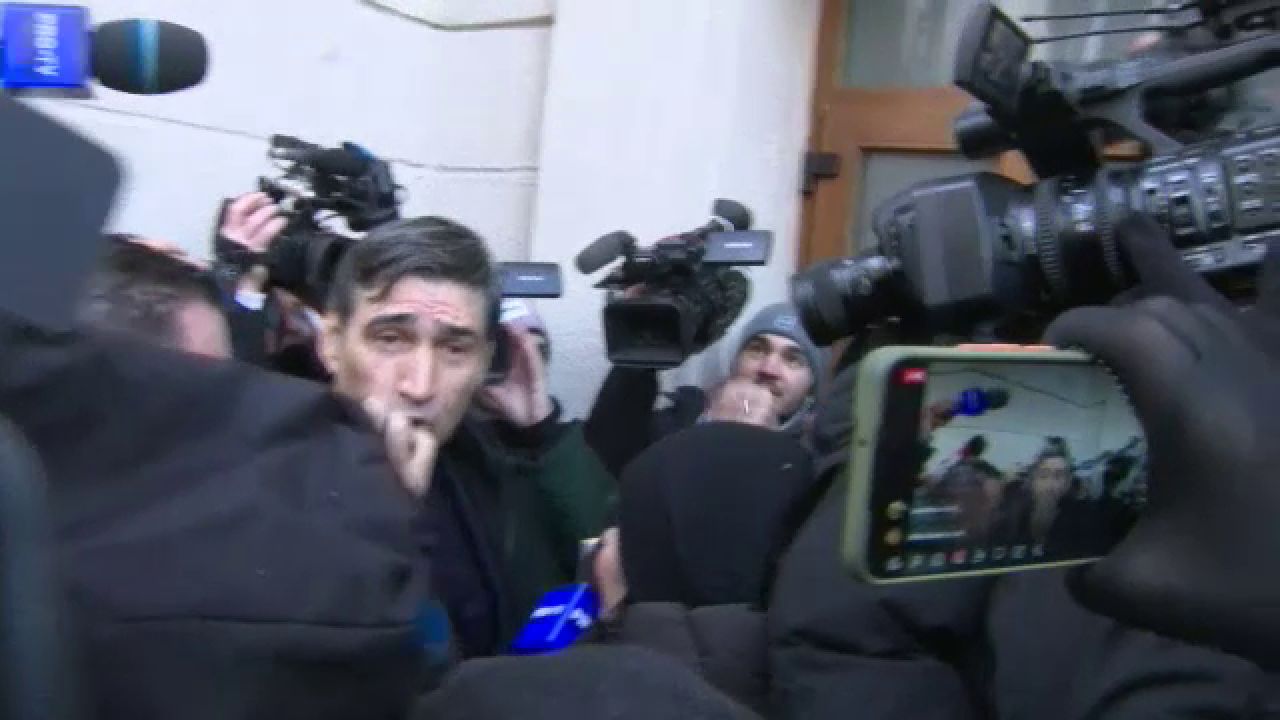 Victor Pițurcă, enervat de protestatarul Marian Ceaușescu la DNA: ”Dacă-ți dai cu ruj, vorbim”_8