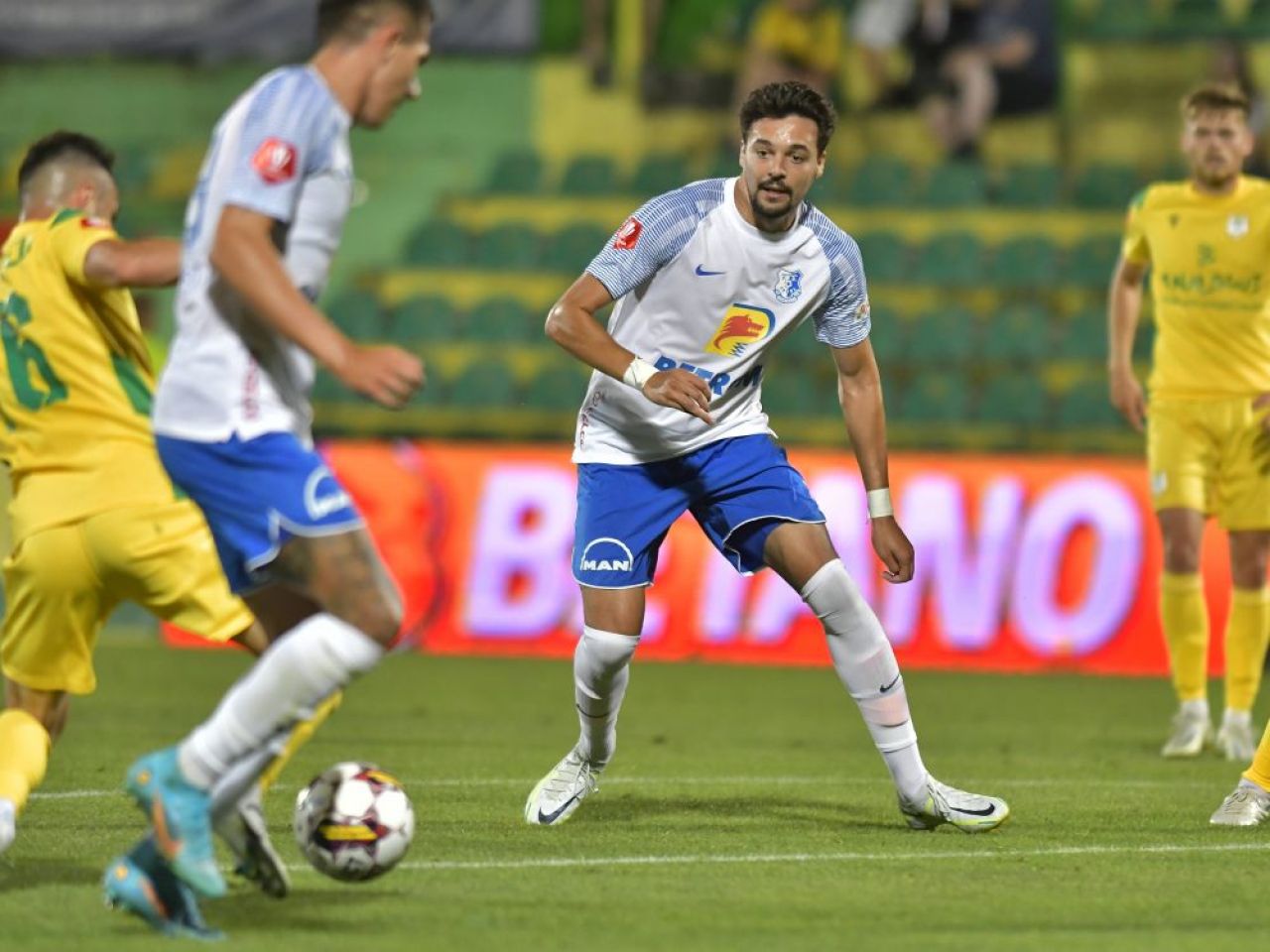 Adrian Petre, fostul atacant al lui FCSB, dat afară de la echipă! ”Îi urăm sănătate”_4