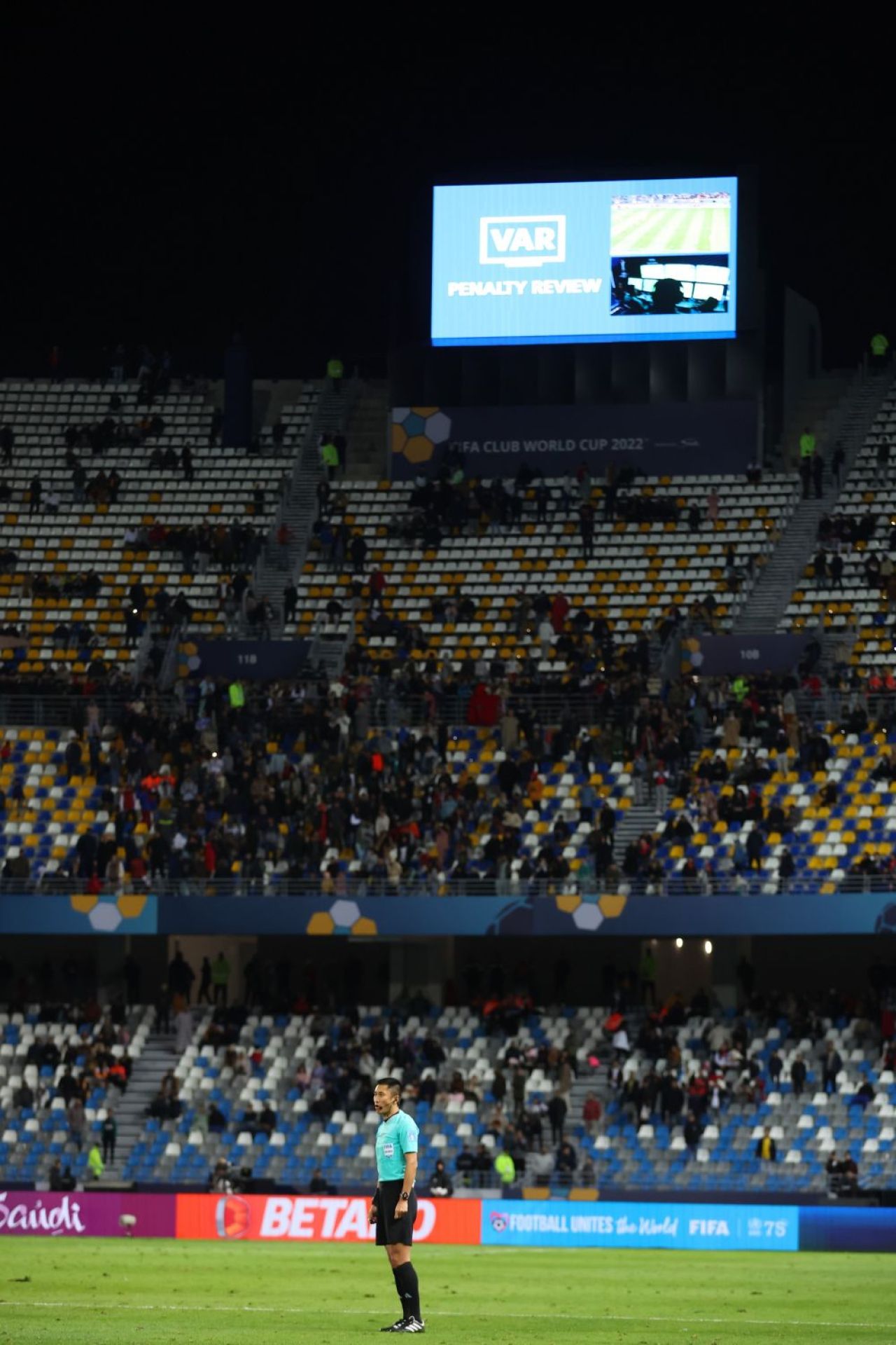 Decizie istorică în fotbal a unui arbitru, la Mondialul Cluburilor: