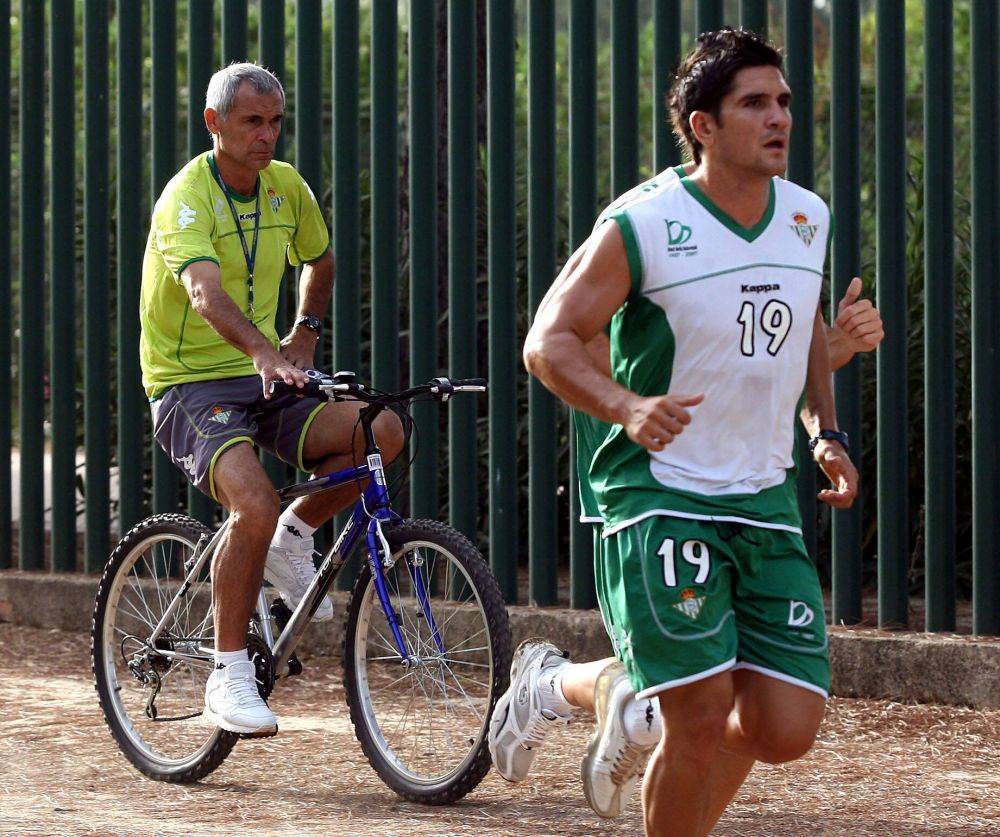 A antrenat la Mondiale și în două finale de Champions League, dar acum a ajuns selecționer într-o zonă de război_10