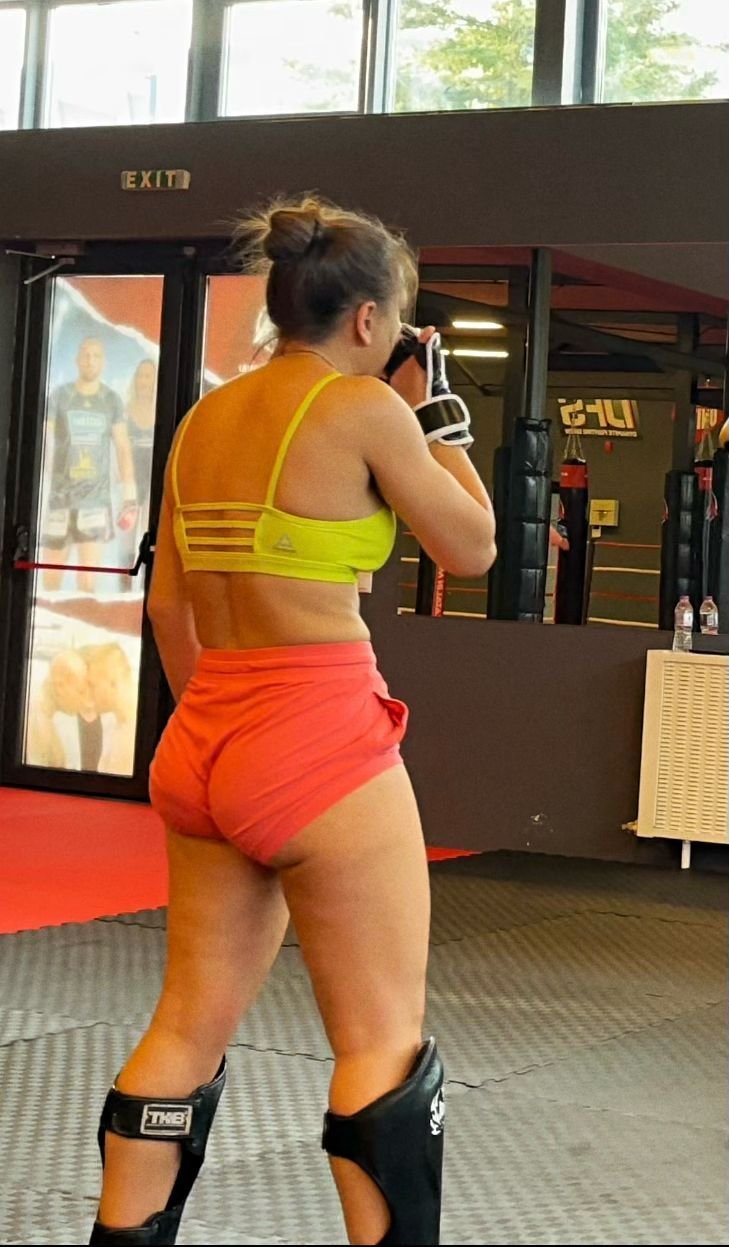 Încasează 40.000 de dolari lunar din OnlyFans, dar nu-și păstrează banii câștigați în ring! Gestul superb făcut de românca din MMA după fiecare meci _16