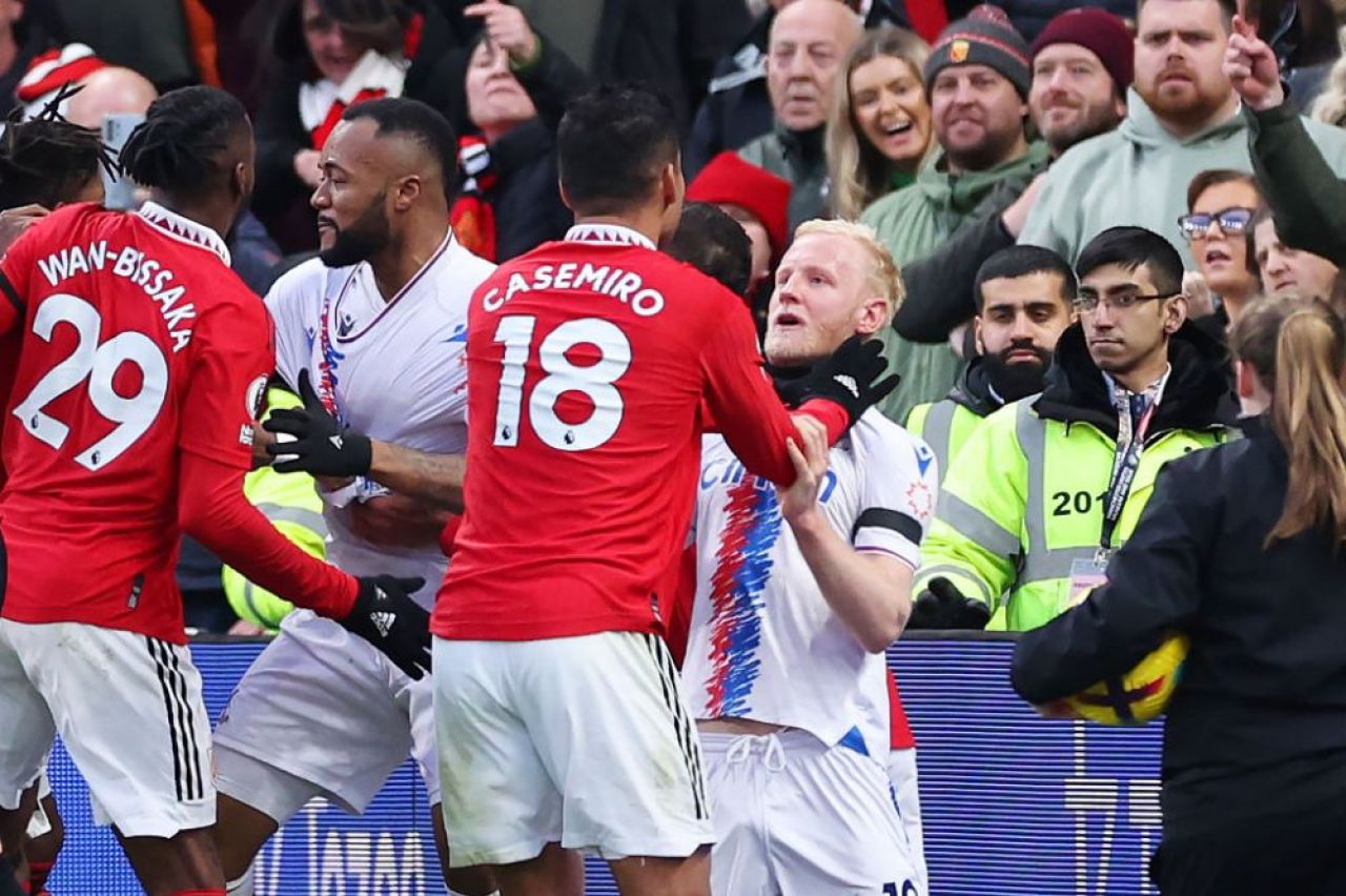 Imagini incredibile în Premier League! Casemiro a strâns de gât un adversar și a fost eliminat_3
