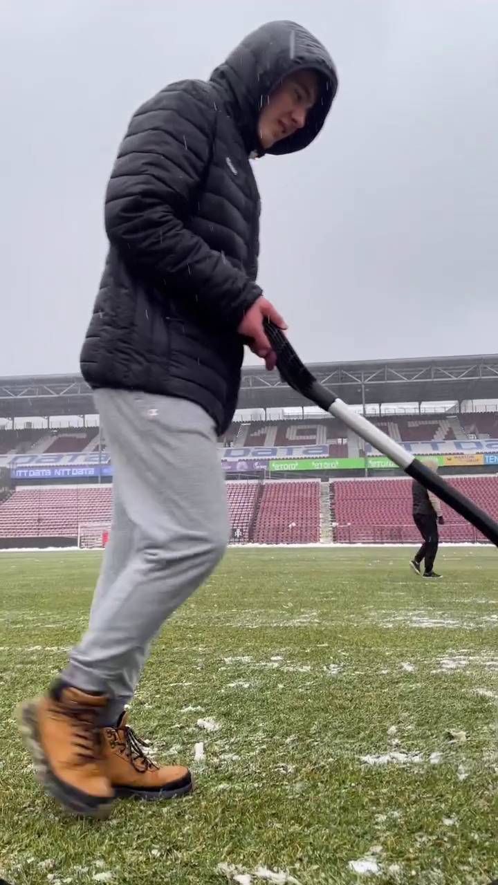 Emoții înaintea derby-ului din Gruia! Gazdele, îngrijorate de starea gazonului: „A început să ningă ca în Frații Grimm!”_3