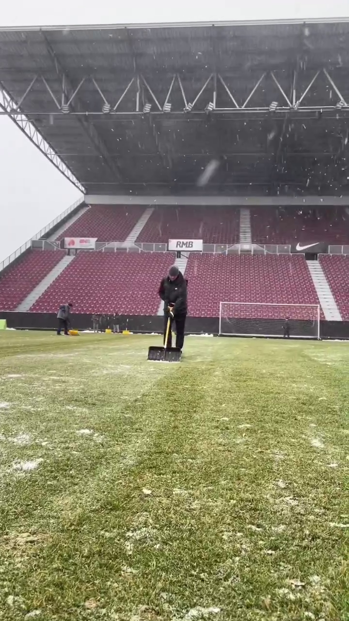 Emoții înaintea derby-ului din Gruia! Gazdele, îngrijorate de starea gazonului: „A început să ningă ca în Frații Grimm!”_10