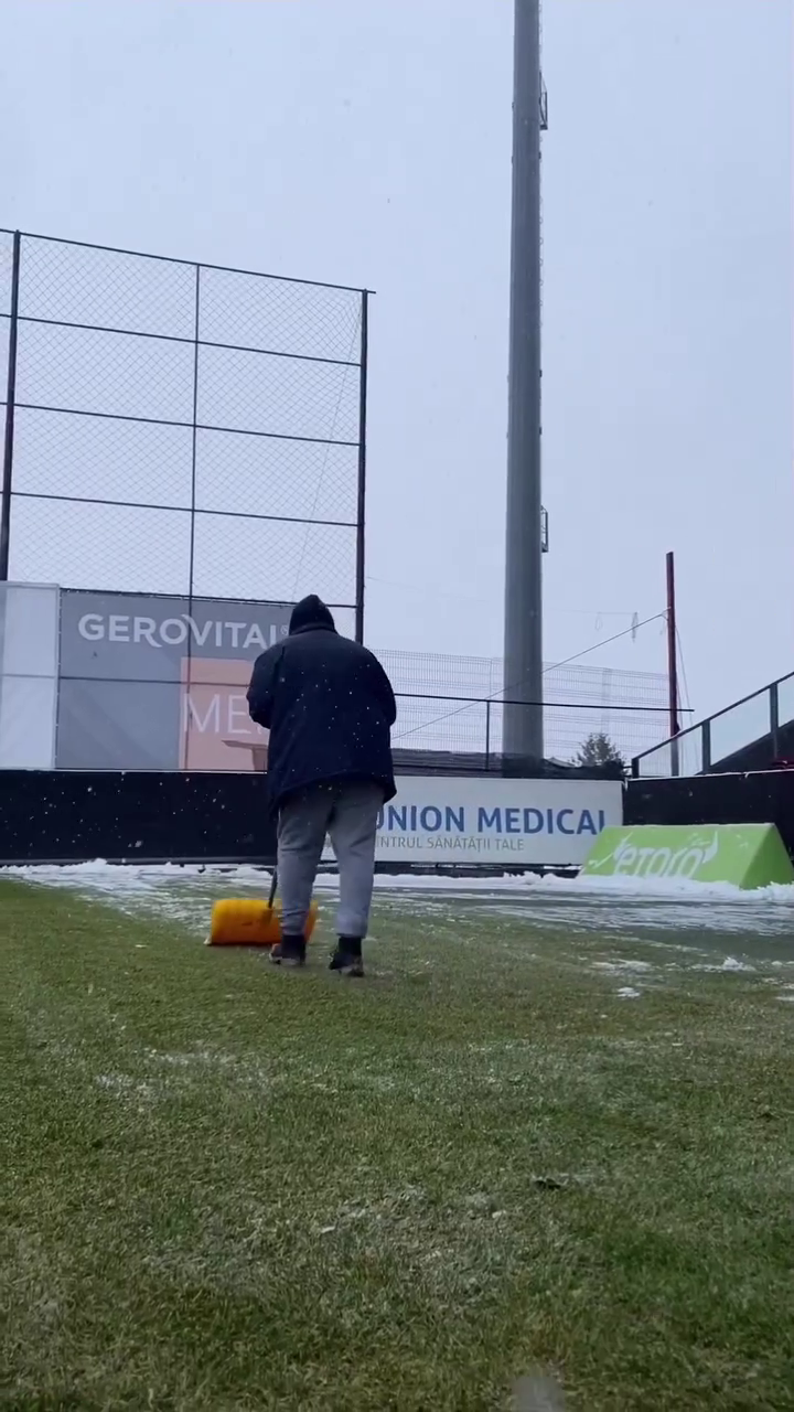 Emoții înaintea derby-ului din Gruia! Gazdele, îngrijorate de starea gazonului: „A început să ningă ca în Frații Grimm!”_13