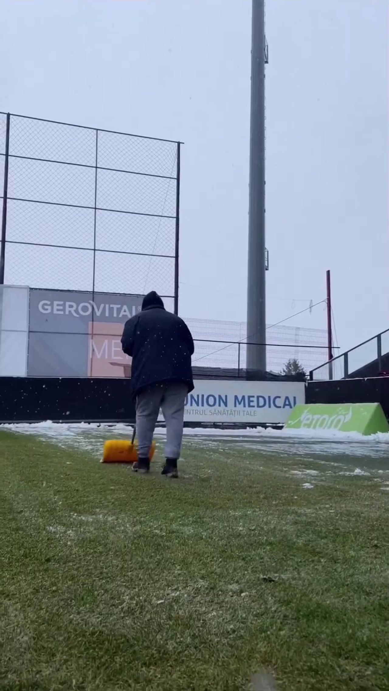 Emoții înaintea derby-ului din Gruia! Gazdele, îngrijorate de starea gazonului: „A început să ningă ca în Frații Grimm!”_13