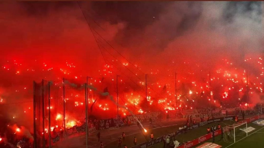 Imagini incredibile de la derby-ul din Grecia, &icirc;nt&acirc;rziat cu 20 de minute! Suporterii lui PAOK au creat o atmosferă incendiară