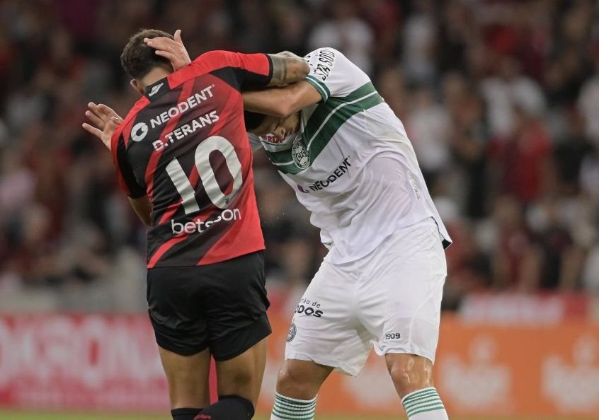 ”El Clasico” din Brazilia s-a încheiat cu o bătaie generală care a durat 15 minute și cu arme pe teren! Imagini incredibile_2