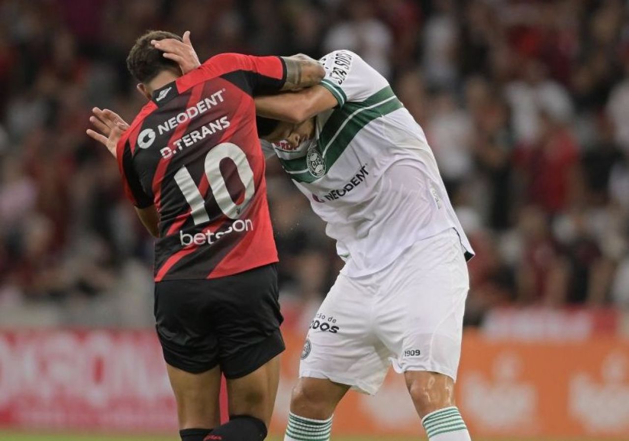 ”El Clasico” din Brazilia s-a încheiat cu o bătaie generală care a durat 15 minute și cu arme pe teren! Imagini incredibile_2
