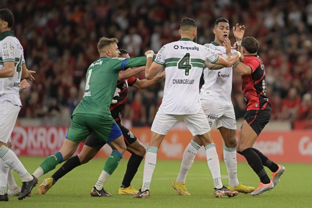 ”El Clasico” din Brazilia s-a încheiat cu o bătaie generală care a durat 15 minute și cu arme pe teren! Imagini incredibile_3